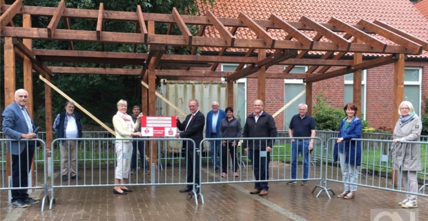 Batavia-Projekt: Steinmetzhütte im Schlosspark aufgebaut