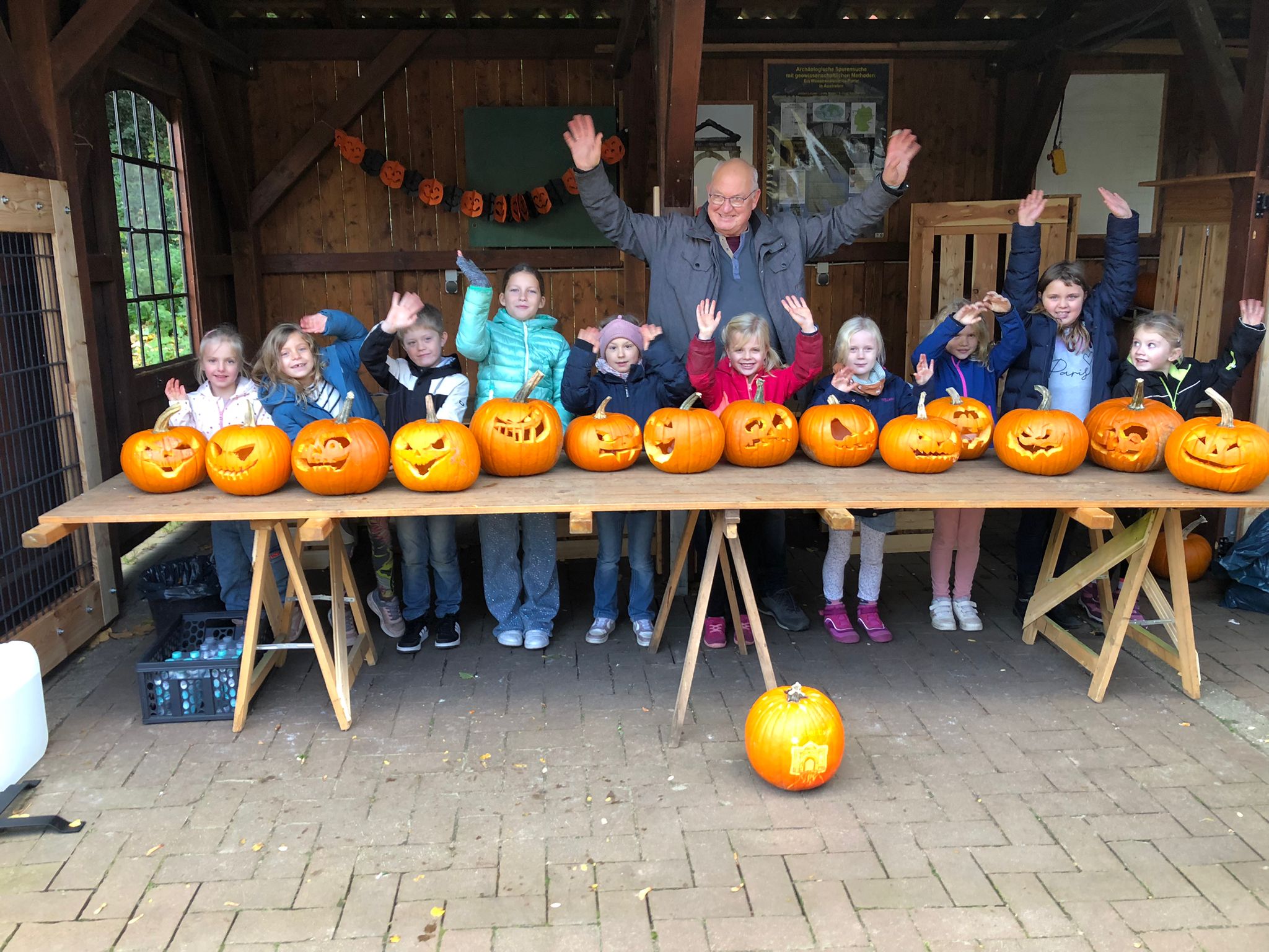 Kürbisschnitzaktion in der Baubude im Schlosspark